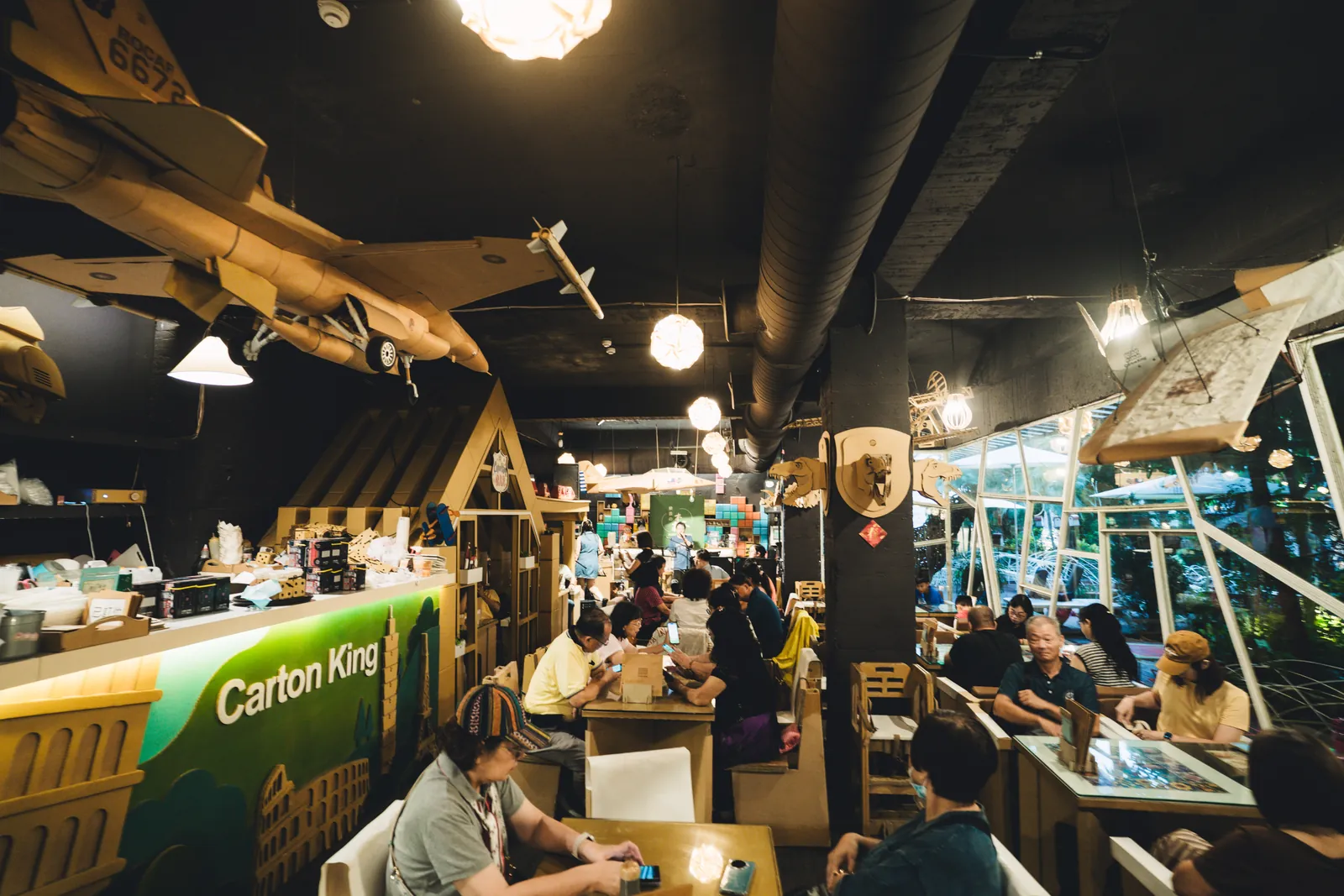 紙箱王主題餐廳用餐區，天花板懸掛紙箱飛機