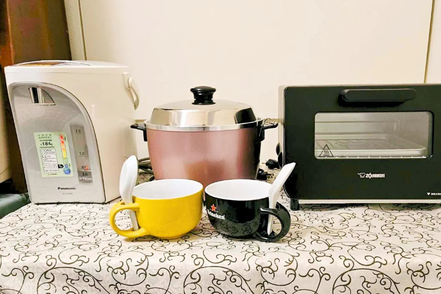 共用設備區的飲水設備、電鍋、烤箱與杯子